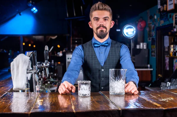 Deneyimli bir barmen barda bir kokteyl hazırlıyor. — Stok fotoğraf