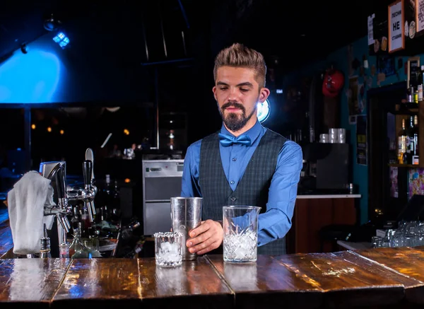 Retrato de barman faz um show criando um coquetel em bares de coquetéis — Fotografia de Stock