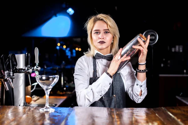 Flicka bartender skapar en cocktail i pothouse — Stockfoto