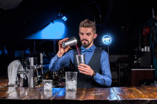 Bartender blandar en cocktail i ölhallen — Stockfoto