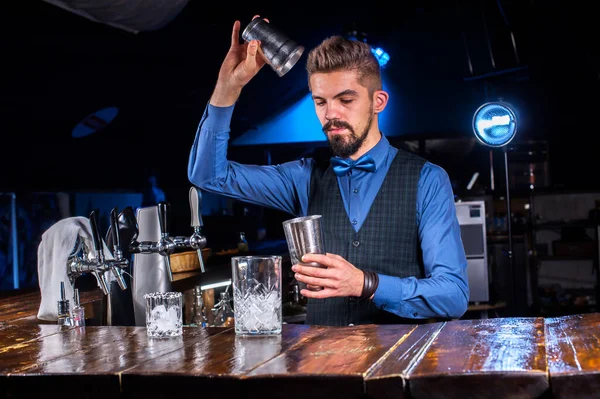 Especialista em barman feminino derramando bebida alcoólica fresca nos óculos na boate — Fotografia de Stock