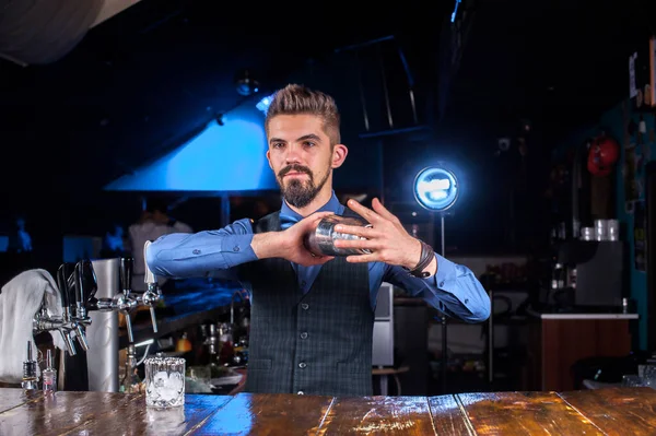 Barman cria um coquetel na casa pública — Fotografia de Stock