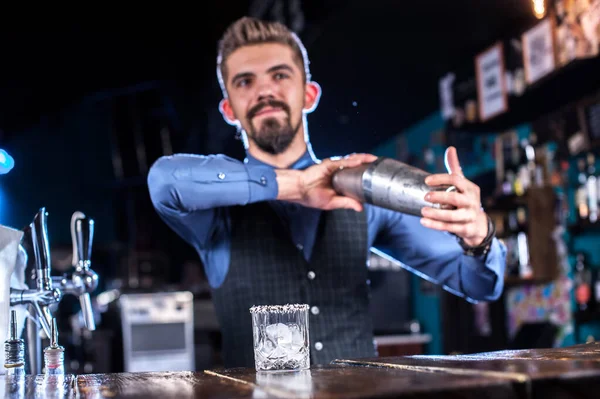 Skäggig bartender avslutar intensivt sin skapelse i nattklubben — Stockfoto