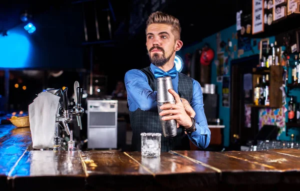 Έμπειρος μπάρμαν ρίχνει ένα ποτό πίσω από το μπαρ — Φωτογραφία Αρχείου