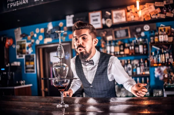 Profissional barman cria um coquetel atrás do bar — Fotografia de Stock