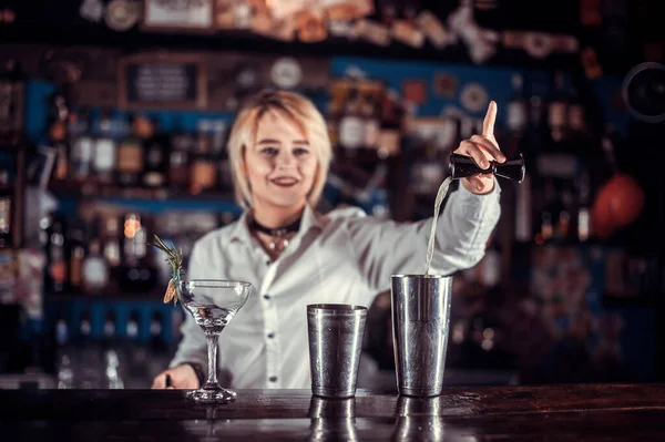 Flicka bartender formulerar en cocktail i porterhouse — Stockfoto