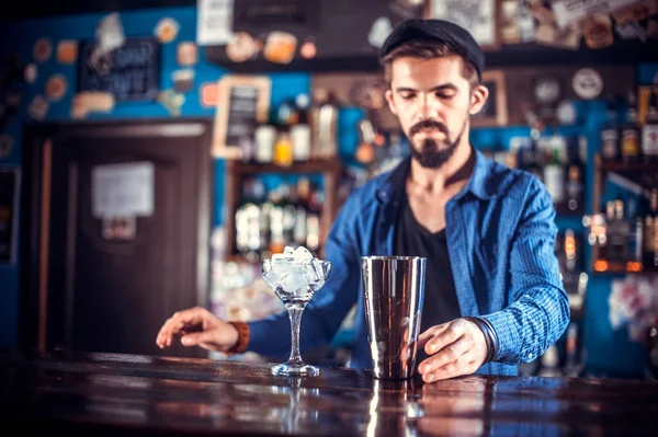 Barman mistura um coquetel na sala de provas — Fotografia de Stock