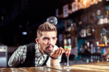 Genç Tapster mesleki yeteneklerini barda gösteriyor.