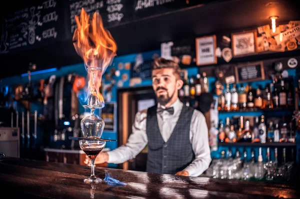 Profesionální barman vytváří koktejl v nočním klubu — Stock fotografie
