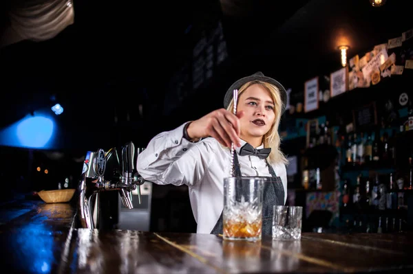 Dívka barman vytváří koktejl v porterhouse — Stock fotografie