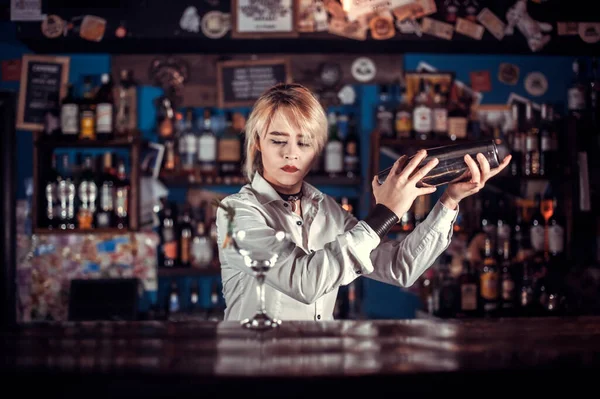 Barmen kadının portresi bardaklara taze alkol dolduruyor. — Stok fotoğraf