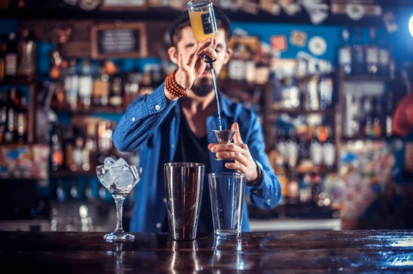 Bartender formulerar en cocktail på ölstugan — Stockfoto
