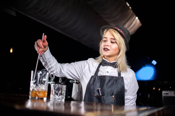 Κορίτσι μπάρμαν κατασκευάζει ένα κοκτέιλ στο Beerhouse — Φωτογραφία Αρχείου