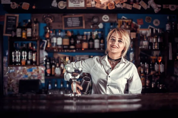 Garota barman cria um coquetel no porterhouse — Fotografia de Stock