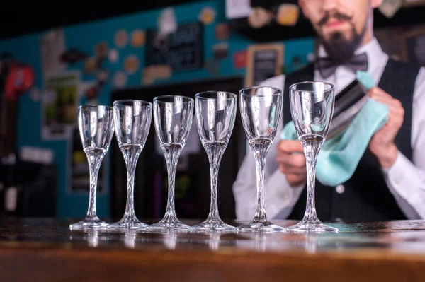 Bartender mixes a cocktail on the pothouse — Stock Photo, Image