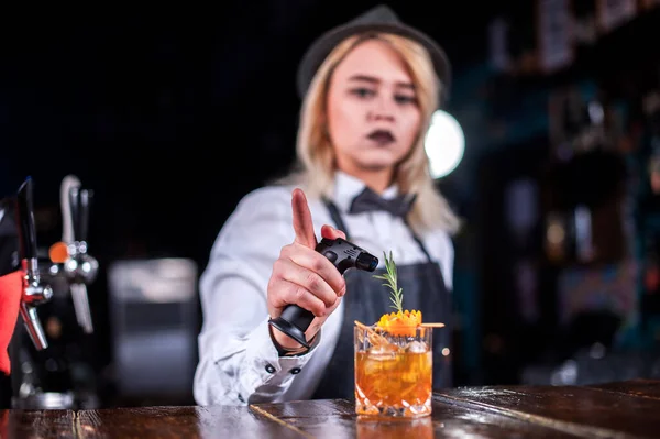Дівчина бармен змішує коктейль у барі — стокове фото