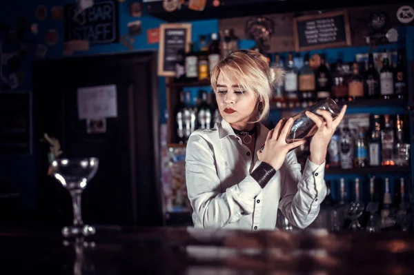 Garota barman faz um coquetel na casa de campo — Fotografia de Stock