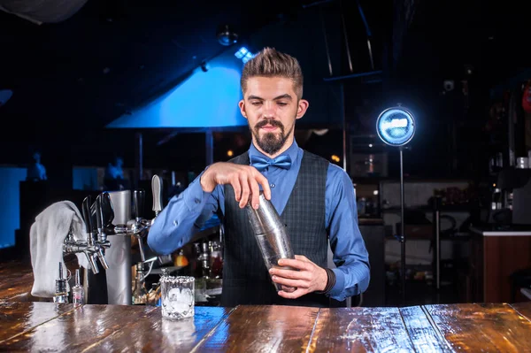 Barman dělá koktejl na veřejném domě — Stock fotografie