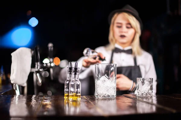 Ung flicka bartender häller en drink på baren — Stockfoto