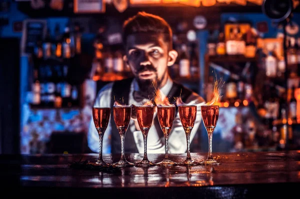 Portrait de barman illustre le processus de fabrication d'un cocktail derrière le bar — Photo