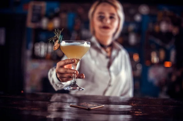 Söt flicka bartender dekorerar färgglada hopkok på nattklubben — Stockfoto