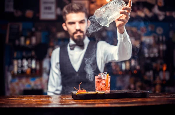Barman prepara un cocktail nella birreria — Foto Stock