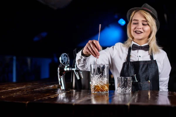 Flicka bartender blandar en cocktail på brasserie — Stockfoto