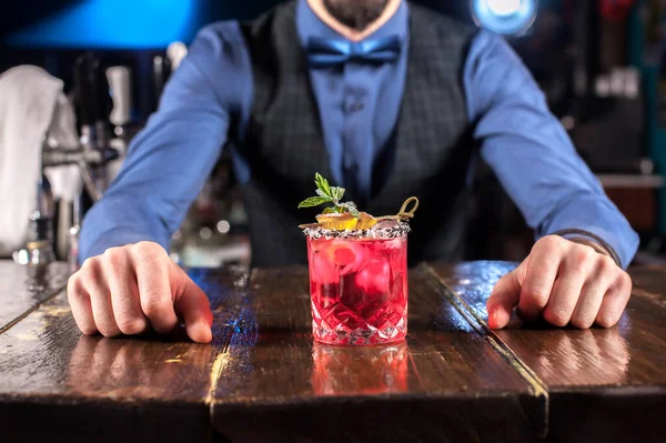 Barmen meyhanede kokteyl hazırlar. — Stok fotoğraf