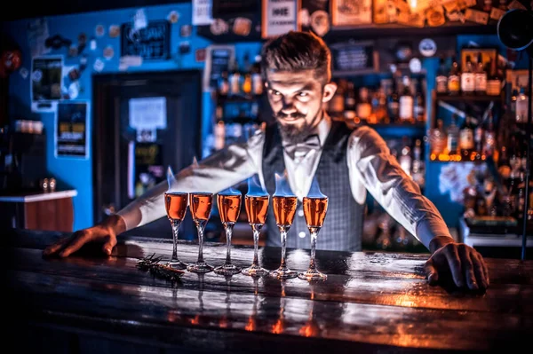 Okouzlující barman umístí finále na drink u pultu baru — Stock fotografie