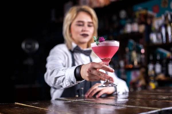 Chica camarera mezcla un cóctel en la taproom — Foto de Stock