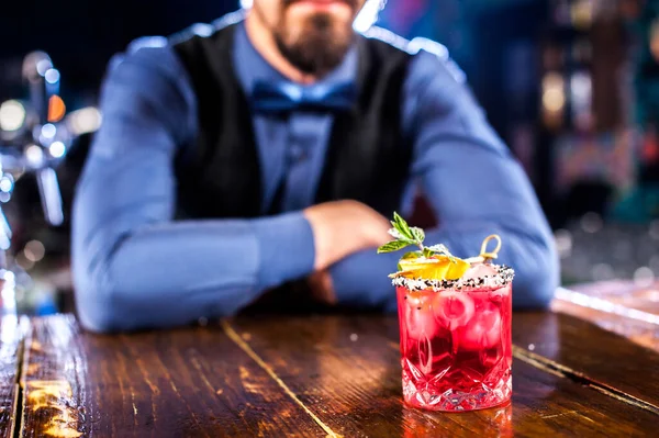 Professionell bartender tillför ingredienser till en cocktail — Stockfoto