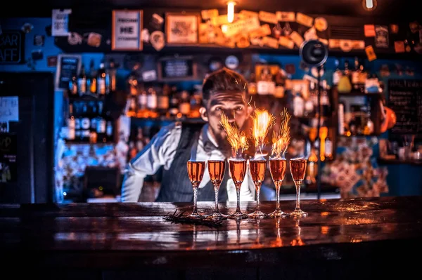 Encantador tapster termina intensamente su creación en el bar —  Fotos de Stock
