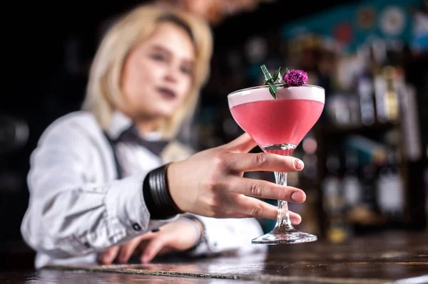 Söt flicka bartender visar processen att göra en cocktail på bar — Stockfoto