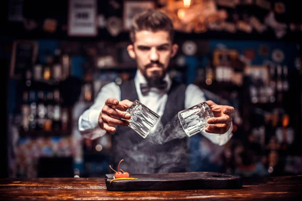 Bartender formulerar en cocktail på taprummet — Stockfoto