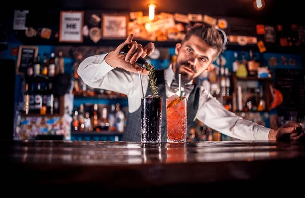 Barmen birahanede kokteyl hazırlar. — Stok fotoğraf