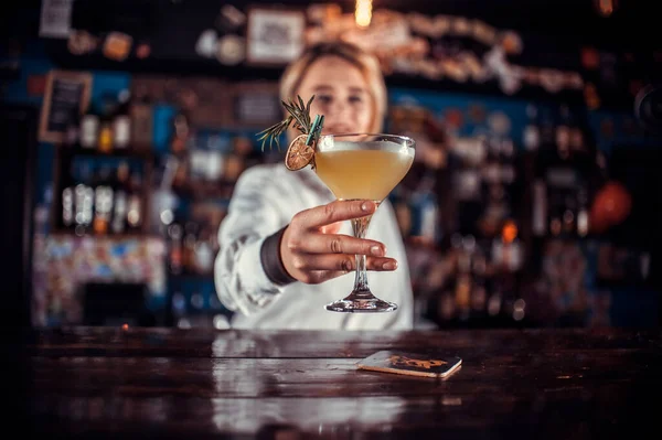 Portrét ženského mixologa formuluje koktejl u pultu baru — Stock fotografie