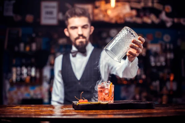 Barman míchá koktejl v pivnici — Stock fotografie