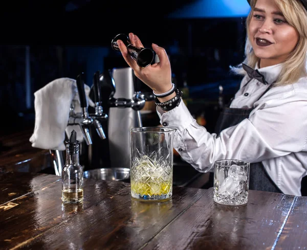 Erfarna kvinna bartender överraskar med sin skicklighet bar besökare bakom bar — Stockfoto