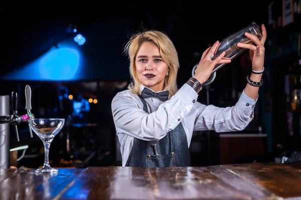 Porträtt av flicka bartender överraskningar med sin skicklighet bar besökare när du står nära bardisken i baren — Stockfoto