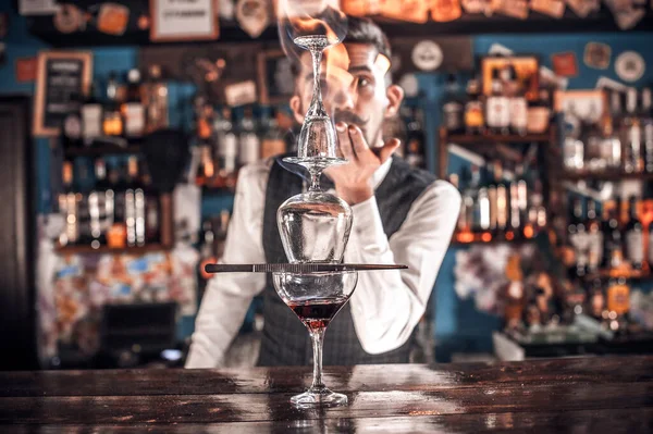 Barman míchá koktejl na veřejném domě — Stock fotografie