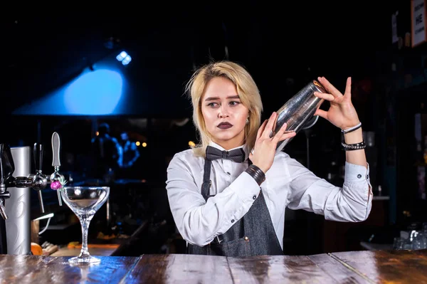 Η Charismatic woman bartending δείχνει τη διαδικασία παρασκευής ενός κοκτέιλ πίσω από το μπαρ — Φωτογραφία Αρχείου