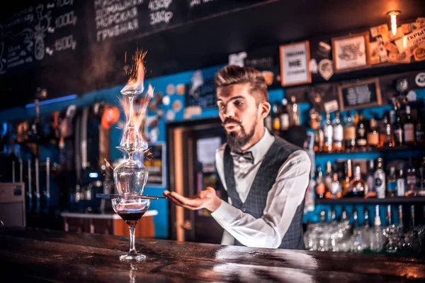 Bartendern kokar ihop en cocktail i baren — Stockfoto