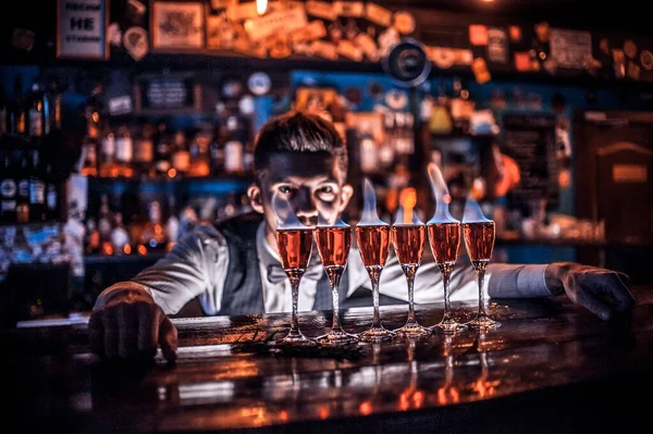 Barman crea un cóctel en la cervecería —  Fotos de Stock