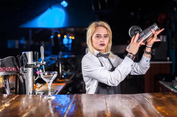 Σίγουρη μπαργούμαν κορίτσι ρίχνει φρέσκο αλκοολούχο ποτό στα ποτήρια στο μπαρ μετρητή — Φωτογραφία Αρχείου