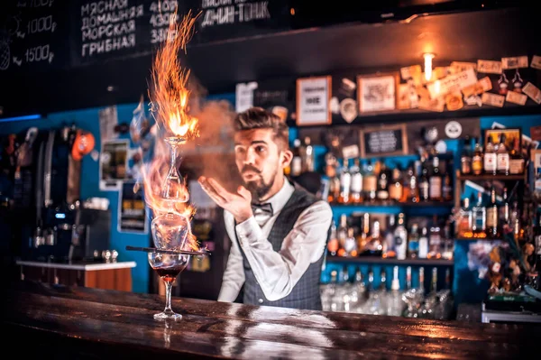 Profesyonel bir barmen, gece kulübünde renkli karışımlar hazırlıyor. — Stok fotoğraf