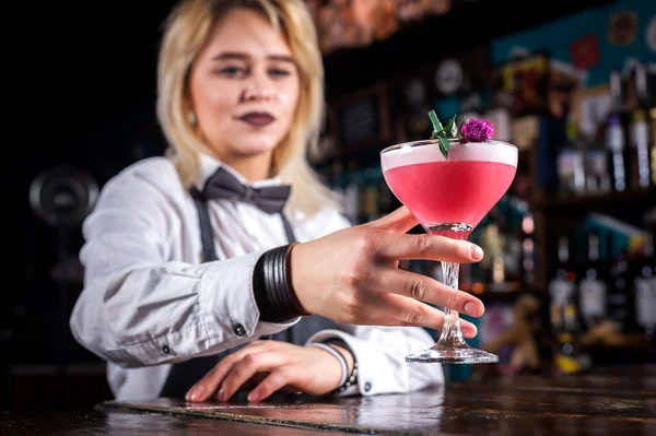 Tapster femme expérimentée démontre le processus de fabrication d'un cocktail — Photo