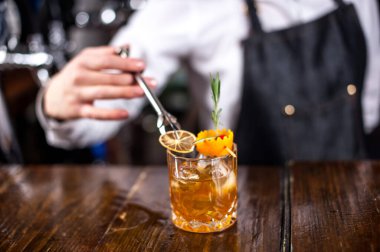 Kız barmen adliyede kokteyl hazırlıyor.