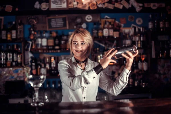 Barman mujer carismática demuestra sus habilidades profesionales mientras está de pie cerca del mostrador de bar en el bar —  Fotos de Stock