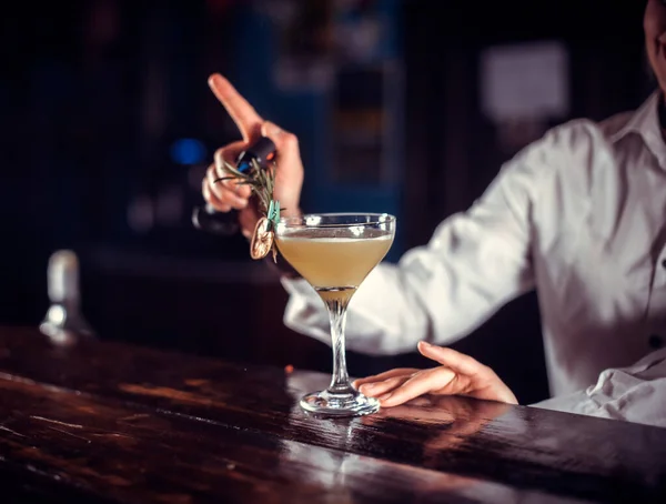 Confident woman bartender demonstrates the process of making a cocktail at the night club — Stock Photo, Image