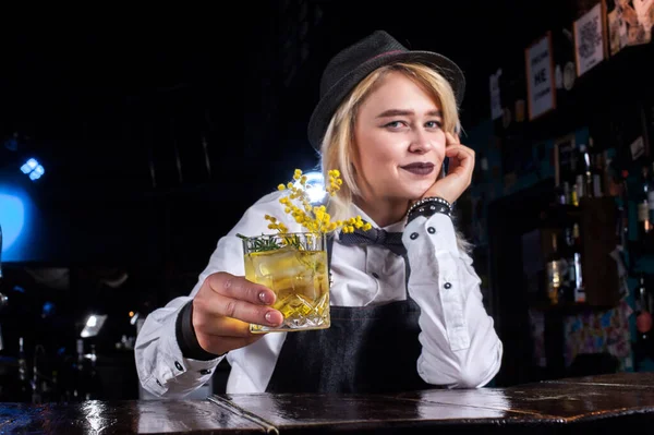 Flicka bartender gör en cocktail på brasserie — Stockfoto